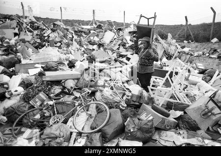 Suche nach Schätzen in Sheepcote Valley Waste Site, Brighton, East Sussex 30 November 1992 Foto von Roger Bamber Stockfoto