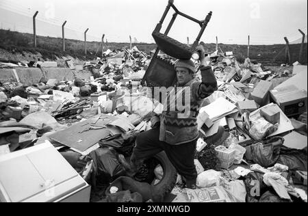 Suche nach Schätzen in Sheepcote Valley Waste Site, Brighton, East Sussex 30 November 1992 Foto von Roger Bamber Stockfoto