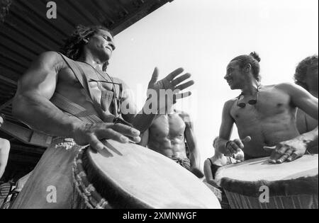 Die Schlagzeuger unter dem alten West Pier in Brighton, East SussexThere war eine Gruppe von Leuten, die in den 90er Jahren regelmäßig und laut an Wochenenden die Bongotrommeln unter dem Pier spielten, Sie waren ein regelmäßiger Bestandteil der Strandpromenade auf dem unteren Abschlussball am 12. Juli 1995 Picture by Roger Bamber Stockfoto