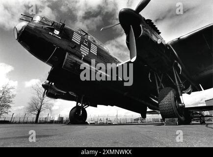 Lancaster Mk3 PA474 „City of Lincoln“, erbaut 1945, einer von nur zwei flugfähigen Lancastern der Welt, die auf dem Asphalt bei R.A.F Coningsby in der Grafschaft Lincolnshire U. sitzen K bereit, über Devonport zu fliegen, als die HM Queen Elizabeth II. Die HMS Lancaster in die Royal NavyThere wurden 7377 Lancaster im Zweiten Weltkrieg gebaut 1. Mai 1992 Bild von Roger Bamber Stockfoto