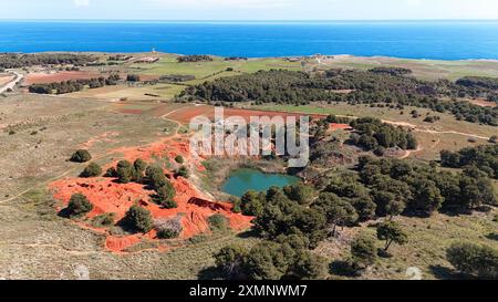 Die Bauxite-Höhle von Otranto, eingebettet in die Provinz Lecce, Apulien, Italien, ist ein faszinierender Anblick, der perfekt von der Drohnenfotografie aufgenommen wurde. Stockfoto