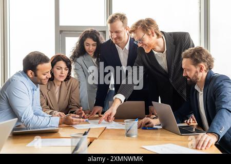 Geschäftsleute arbeiten während der Besprechung in Modern Office an Projekten zusammen Stockfoto