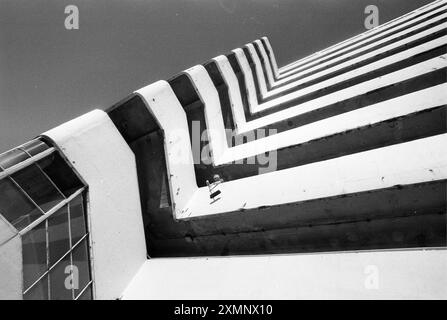 Art Deco Meisterwerk Embassy Court Juni 1995Hausmeister Ken Stand reinigt die Balkone der Art Deco Embassy Court Wohnungen der Klasse 2 an der Küste von Brighton für den Dritten World Congress on Art Deco , der in der Stadt Sussex stattfindet . Embassy Court wurde 1934-5 erbaut der Architekt des 11-stöckigen Wohnblocks war Wells Coates, der das ikonische Isokon Building in London entwarf 30 Juni 1995 Bild von Roger Bamber Stockfoto