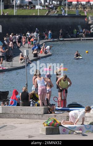 Clevedon, Großbritannien. Juli 2024. Heißer, sonniger Tag an der nördlichen Küste von somerset. Die Menschen genießen ein erfrischendes Bad im Clevedon Marine Lake. Quelle: JMF News/Alamy Live News Stockfoto