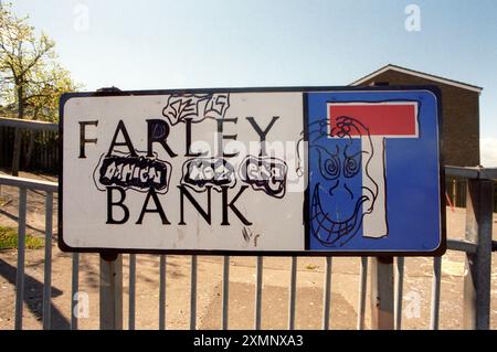 Graffiti auf einem Schild für Farley Bank auf einem Hastings Housing Estate 29 April 1998 Foto von Roger Bamber Stockfoto