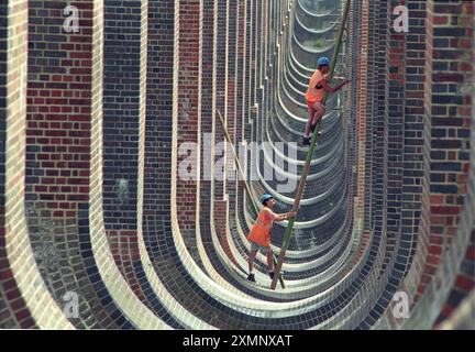 Die 11,3 Millionen Ziegelsteine im Ouse Valley Viaduct in Balcombe, Sussex, wurden 1998 mit dem Ouse Valley Viaduct (oder dem Balcombe Viaduct) über den Fluss Ouse in Sussex verlegt. Es wurde 1839 vom viktorianischen Dampfeisenpionier John Rastrick als Teil der London Brighton South Coast Railway gebaut und ist wegen seines kunstvollen Designs, was dazu geführt hat, dass es als „elegantester Viadukt Großbritanniens“ bezeichnet wird, gelistet. Diese Arbeiten waren Teil einer umfassenden Überholung, die zwischen 1996 und 1999 durchgeführt wurde. Bild von Roger Bamber dieses Bild war eines von zwei von Rogers Nomen Stockfoto