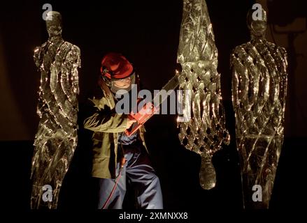 Der Künstler Walter Bailey arbeitet an seinen Eisskulpturen mit einer Kettensäge 21. Januar 1999 Bild von Roger Bamber Stockfoto