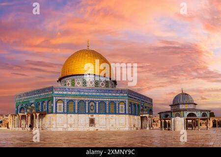 Die Felsenkuppel auf dem Tempelberg mit arabesken Gebetsinschriften mit der Aufschrift: Im Namen Gottes Stockfoto