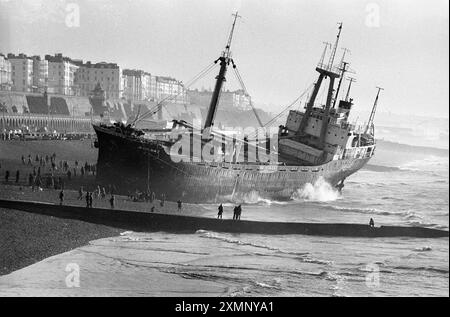 Die Athina B, ein seltenes Schiffswrack am Brighton Beach, wurde kurzzeitig zu einer riesigen Touristenattraktion, nachdem sie einen Motorausfall erlitt, als sie versuchte, während eines heftigen Sturms in den Shoreham Harbour zu gelangen. Sie driftete nach Osten, verpasste den Brighton Palace Pier (hier im Hintergrund zu sehen) mit einem Whisker und ging mit solcher Gewalt an den Strand. Es dauerte fast einen Monat, bis Bergungsarbeiter sie entladen und abschleppten. Sie verließ am 21. Februar 1980, bejubelt von einer großen Menschenmenge, und wurde nun verschrottet. Dieses Foto wurde am Morgen aufgenommen, nachdem sie an Land gelaufen war.21 Januar 1980 Foto von Roger Bamber Stockfoto