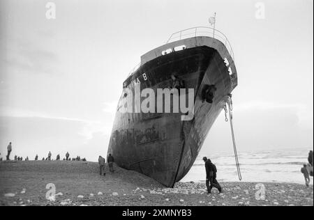 Die Athina B, ein seltenes Schiffswrack am Brighton Beach, wurde kurzzeitig zu einer riesigen Touristenattraktion, nachdem sie einen Motorausfall erlitt, als sie versuchte, während eines heftigen Sturms in den Shoreham Harbour zu gelangen. Sie driftete nach Osten, verpasste den Brighton Palace Pier (hier im Hintergrund zu sehen) mit einem Whisker und ging mit solcher Gewalt an den Strand. Es dauerte fast einen Monat, bis Bergungsarbeiter sie entladen und abschleppten. Sie verließ am 21. Februar 1980, bejubelt von einer großen Menschenmenge, und wurde nun verschrottet. Dieses Foto wurde am Morgen aufgenommen, nachdem sie an Land gelaufen ist. Foto von Roger Bamber Stockfoto