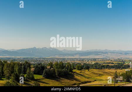 Klarer blauer Himmel über Bozeman mit Bergen dahinter Stockfoto