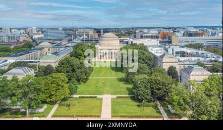 Vorderansicht des grünen Rasens und des Hauptgebäudes des mit in Boston, MA Stockfoto