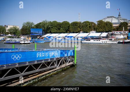Paris, Frankreich. Juli 2024. An der seine in Paris, wo Bedenken hinsichtlich der Wasserqualität die Absage des Triathlon-Schwimmtrainings für die Olympischen Spiele 2024 in Paris, das am Montag, den 29. Juli 2024 in Paris, Frankreich, gezeigt wurde, zwangen. Die Triathlon-Rennen von morgen und Mittwoch sind unsicher, da die Wasserverschmutzung das Schwimmen für die Athleten unsicher machen könnte. Die Spiele der XXXIII. Olympiade finden vom 26. Juli bis 11. August in Paris statt. Die belgische Delegation zählt 165 Athleten, die in 21 Sportarten antreten. BELGA FOTO JASPER JACOBS Credit: Belga News Agency/Alamy Live News Stockfoto