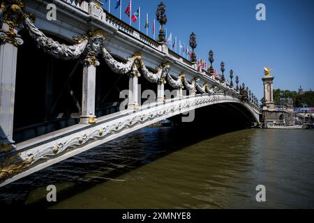 Paris, Frankreich. Juli 2024. An der seine in Paris, wo Bedenken hinsichtlich der Wasserqualität die Absage des Triathlon-Schwimmtrainings für die Olympischen Spiele 2024 in Paris, das am Montag, den 29. Juli 2024 in Paris, Frankreich, gezeigt wurde, zwangen. Die Triathlon-Rennen von morgen und Mittwoch sind unsicher, da die Wasserverschmutzung das Schwimmen für die Athleten unsicher machen könnte. Die Spiele der XXXIII. Olympiade finden vom 26. Juli bis 11. August in Paris statt. Die belgische Delegation zählt 165 Athleten, die in 21 Sportarten antreten. BELGA FOTO JASPER JACOBS Credit: Belga News Agency/Alamy Live News Stockfoto