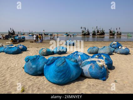 Bangladeshi Mond Fischerboote und Fischernetze, Chittagong Division, Cox's Bazar Sadar, Bangladesch Stockfoto