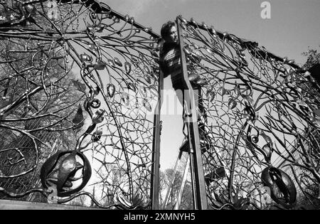 Die Künstlerin Avril Wilson mit ihren Gates - skulpturales Tor zum Hawthorns Urban Wildlife Centre , The Common , Southampton 1995 ???????????? Foto von Roger Bamber Stockfoto