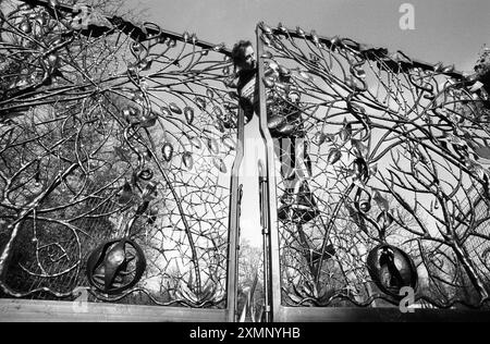 Die Künstlerin Avril Wilson mit ihren Gates - skulpturales Tor zum Hawthorns Urban Wildlife Centre , The Common , Southampton 1995 ???????????? Foto von Roger Bamber Stockfoto