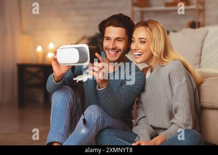 Paar versuchen, Virtual Reality Brillen Spaß zu Hause in Stockfoto