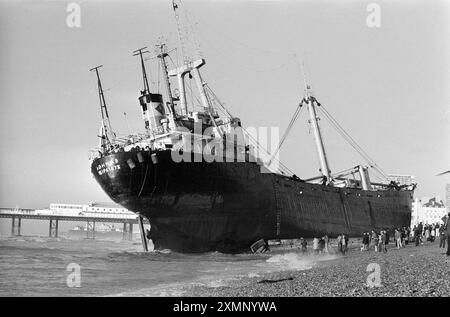 Die Athina B, ein griechisches Frachtschiff, das 1980 nach einer Kollision mit dem Palace Pier im Dunkeln am 21. Januar 1980 am Brighton Beach geerdet wurde Stockfoto