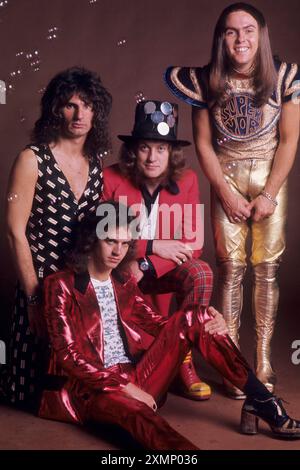 SladeDon Powell , Noddy Holder und Dave Hill Jimmy lea (sitzend) 1973 Bild von Roger Bamber Stockfoto