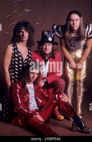 SladeDon Powell , Noddy Holder und Dave Hill Jimmy lea (sitzend) 1973 Bild von Roger Bamber Stockfoto