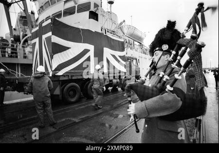 Falklands FreightlinerFalklands Tote kommen am 17. November 1982 in Freightliner an Stockfoto