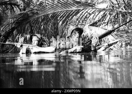 Borneo - Soldaten in sumpfigen britischen Soldaten von 42 Commando Royal Marines, die gerade aus dem Falklandkrieg 1982 zurückgekehrt waren, wurden sofort nach Borneo geschickt, um dort Dschungeltraining zu machen Stockfoto