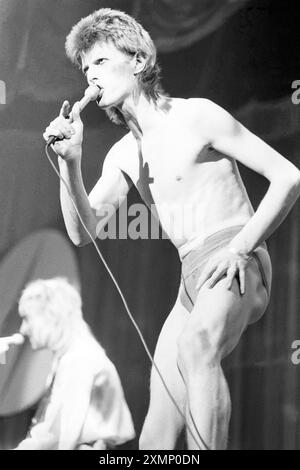 David Bowie 22. Mai 1973 in einem Konzert auf der Bühne in Lewisham, London, während seiner Ziggy Stardust Tour. In nichts als seiner Unterhose für diese Nummer. Prämienerhebung: ES FALLEN MINDESTGEBÜHREN an, bitte wenden Sie sich an requests@topfoto.co.uk Stockfoto