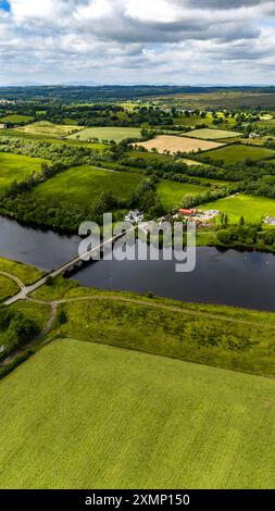 Luftaufnahme der Rosscor Bridge in Enniskillen, Nordirland. Stockfoto