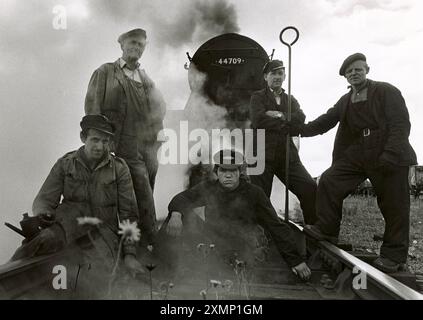 Fünf Eisenbahner, deren Arbeitsplätze mit dem Ende der Dampflokomotiven auf britischen Eisenbahnen verschwanden, fotografiert in der letzten Dampfwoche im August 1968. Sie sind mit ihrem Motor, Sir William Stanier, Klasse 5 44709. Es war in Carnforth, Lancs, Lancashire, England, Großbritannien, Großbritannien. Sie sind rechts: Kesselwaschanlage Norman Wilson, Feuerlöscher John Cottier, Bar Lad Tommy Longstaff, Fahrer Joe Harrison und Dampfraiser Fred Scott. Stockfoto