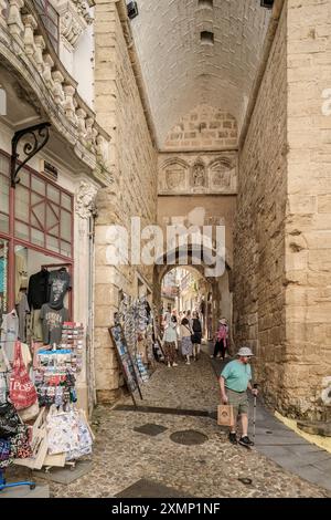 Der Almedina-Bogen und Turm einer Verteidigungsanlage in der alten mittelalterlichen Mauer in der Stadt Coimbra, Portugal Stockfoto