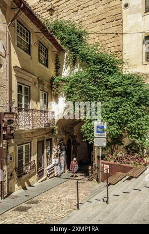 Der Almedina-Bogen und Turm einer Verteidigungsanlage in der alten mittelalterlichen Mauer in der Stadt Coimbra, Portugal Stockfoto