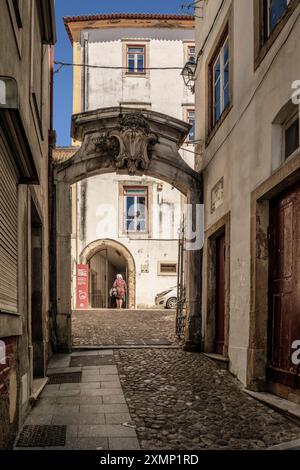 Der Almedina-Bogen und Turm einer Verteidigungsanlage in der alten mittelalterlichen Mauer in der Stadt Coimbra, Portugal Stockfoto