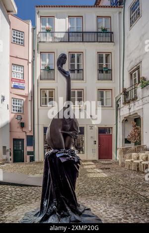 Denkmal für Fado, immaterielles Erbe Portugals. Eine Gitarre in Form einer Frau in Coimbra, Portugal Stockfoto