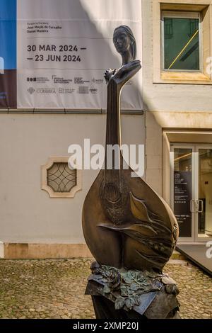 Zentrum für zeitgenössische Kunst und das berühmte Fado-Denkmal in Largo do Arco de Almedina in der Stadt Coimbra, Portugal Stockfoto