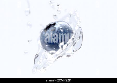 Blaubeere, die in Wasser fallen, Spritzwasser-Modell, Tiefenschärfe, 3D-Rendering. Leere Früchte stoßen in wässriges, fließendes Mock auf, isoliert. Makro unter Wasser löschen Stockfoto