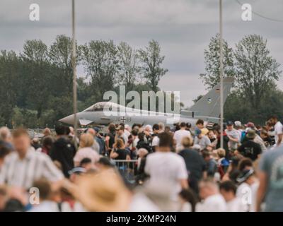 Ein Eurofighter Taifun der deutschen Luftwaffe wartet auf den Start bei der Royal International Air Tattoo 2024. Stockfoto