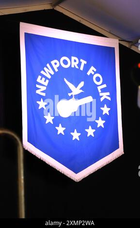 Newport, RI, 28. Juli 2024. Das Newport Folk Festival-Banner flankiert die Hafenbühne im Fort Adams Park. @ Veronica Bruno / Alamy Stockfoto