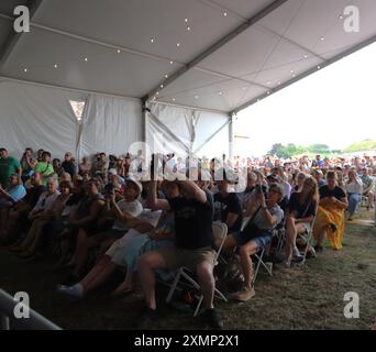 Newport, RI, 28. Juli 2024. Fans des Newport Folk Festivals beobachten Taj Mahal auf der Harbor Bühne im Fort Adams Park. @ Veronica Bruno / Alamy Stockfoto