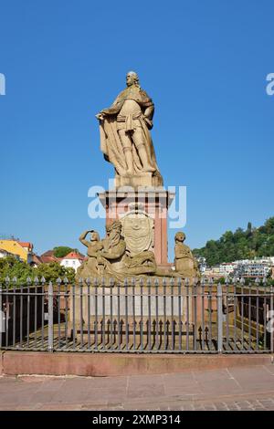 Deutschland, Heidelberg - 28. Juni 2024: Skulptur des Kurfürsten Carl Theodor an der Karl-Theodor-Brücke, auch Alte Brücke genannt Stockfoto