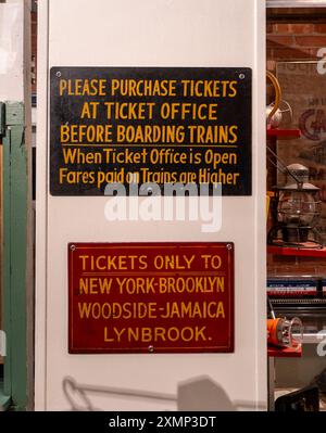 Altes Schild im Railroad Museum of Long Island in Greenport, NY Stockfoto