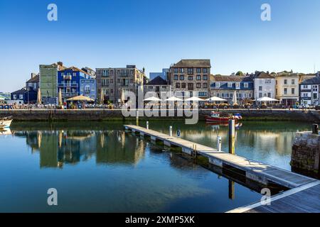 Der historische Hafen und die Uferpromenade von Barbican in Plymouth, Devon, England Stockfoto
