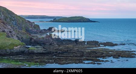 Blick auf Burgh Island vom Westcombe Beach bei Sonnenaufgang, Devon, England Stockfoto