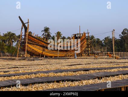 Mond Angelboot Gebäude vor getrockneten Fischen, Chittagong Division, Cox's Bazar Sadar, Bangladesch Stockfoto