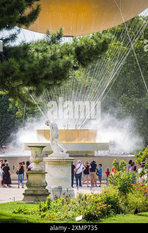FRANKREICH. PARIS (75) 1. ARRONDISSEMENT. PARIS 2024. FÜR DIE DAUER DER SPIELE WIRD DIE OLYMPISCHE FLAMME ÜBER DEM JARDIN DES TUILERIES IM HEA HÄNGEN Stockfoto