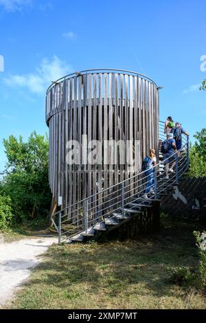 Das Vogelschutzgebiet Le Teich liegt an der Bucht von Arcachon und zählt zu den 10 schönsten in Europa. Hier ein Aussichtsturm. Stockfoto