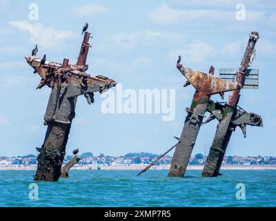 Sheerness, Kent, Großbritannien. Juli 2024. Nahaufnahmen des Schiffswracks der SS Richard Montgomery 1,5 Meilen nördlich von Sheerness, Kent (von einem Segelboot aufgenommen), von dem Experten glauben, dass es sich schneller verschlechtern könnte als erwartet, basierend auf dem neuesten veröffentlichten Bericht der Agentur Maritime and Coastguard. Das Schiff sank 1944 mit 1400 Tonnen Sprengstoff an Bord. Quelle: James Bell/Alamy Live News Stockfoto