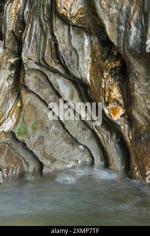 Abstraktes Detail des Wassers, das über Felsen in einem Gebirgsbach in der Nähe von Ballachulish, Glencoe, Schottland, Großbritannien fließt Stockfoto