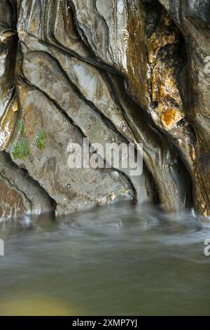 Abstraktes Detail des Wassers, das über Felsen in einem Gebirgsbach in der Nähe von Ballachulish, Glencoe, Schottland, Großbritannien fließt Stockfoto