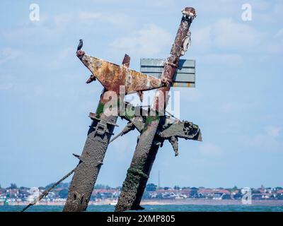 Sheerness, Kent, Großbritannien. Juli 2024. Nahaufnahmen des Schiffswracks der SS Richard Montgomery 1,5 Meilen nördlich von Sheerness, Kent (von einem Segelboot aufgenommen), von dem Experten glauben, dass es sich schneller verschlechtern könnte als erwartet, basierend auf dem neuesten veröffentlichten Bericht der Agentur Maritime and Coastguard. Das Schiff sank 1944 mit 1400 Tonnen Sprengstoff an Bord. Quelle: James Bell/Alamy Live News Stockfoto